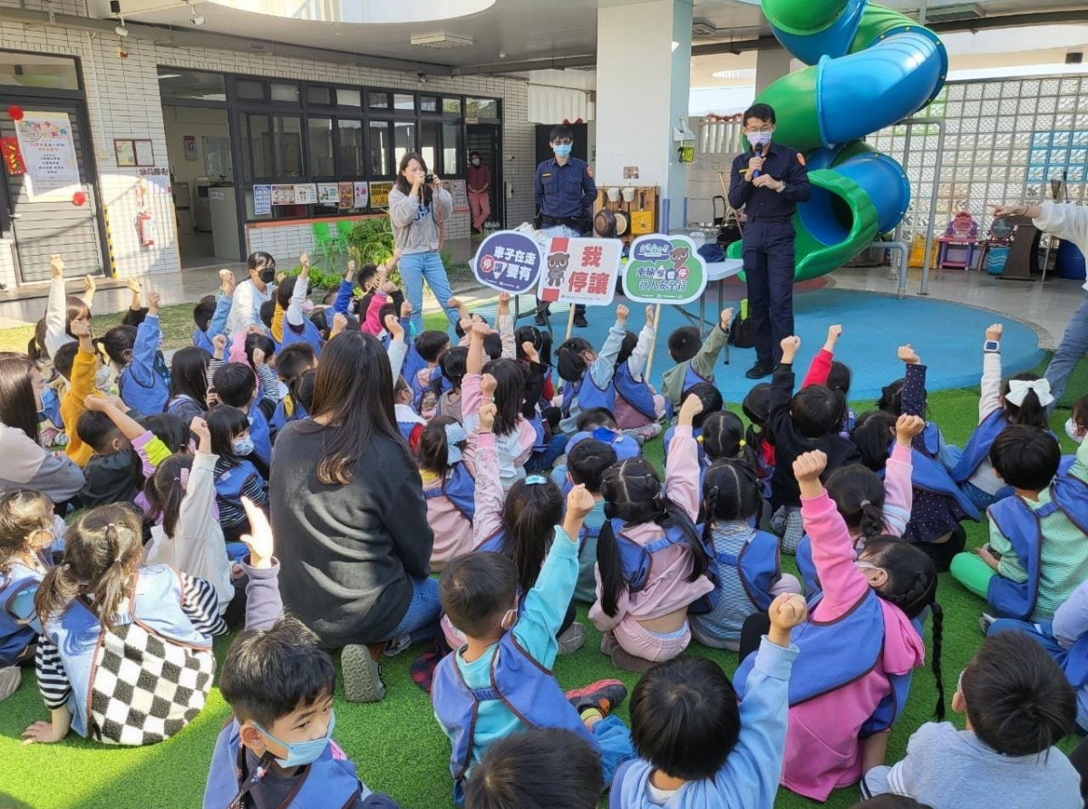 我！我！我～長大要當警察的舉手