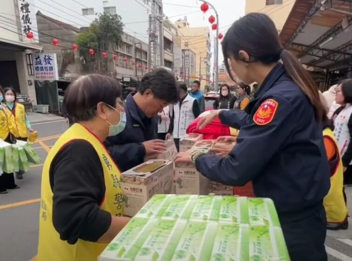 年節送暖 溪湖分局與警察志工關懷弱勢獨老