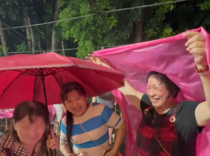 遇水則發   不畏雨神來亂民眾撐傘烤肉