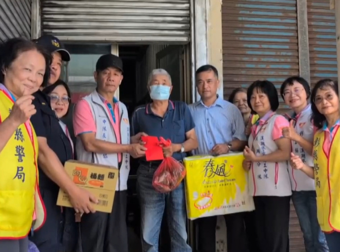 粽香飄愛 分局長蔡宏澤 不忘提醒民眾防詐三步驟