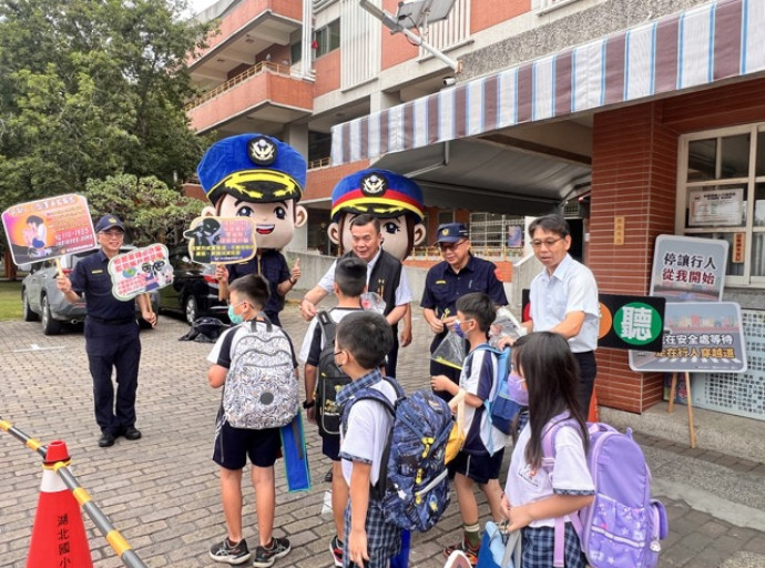開學第一天  溪湖分局護童宣導安全與防詐觀念