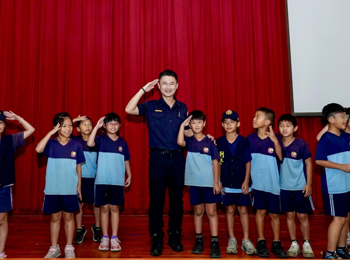暑假安全先修班　萬興國小參訪芳苑分局　體驗小小波麗士深化法治觀念